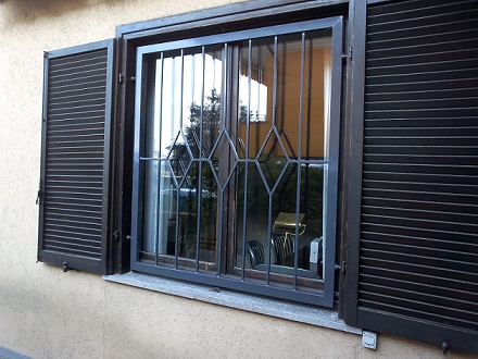 Montaggio grate su finestre